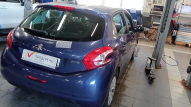 Peugeot 208 2013 года, 134 200 км - вид 3