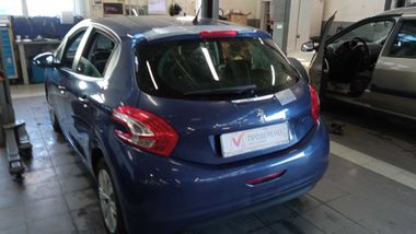 Peugeot 208 2013 года, 134 200 км - вид 4