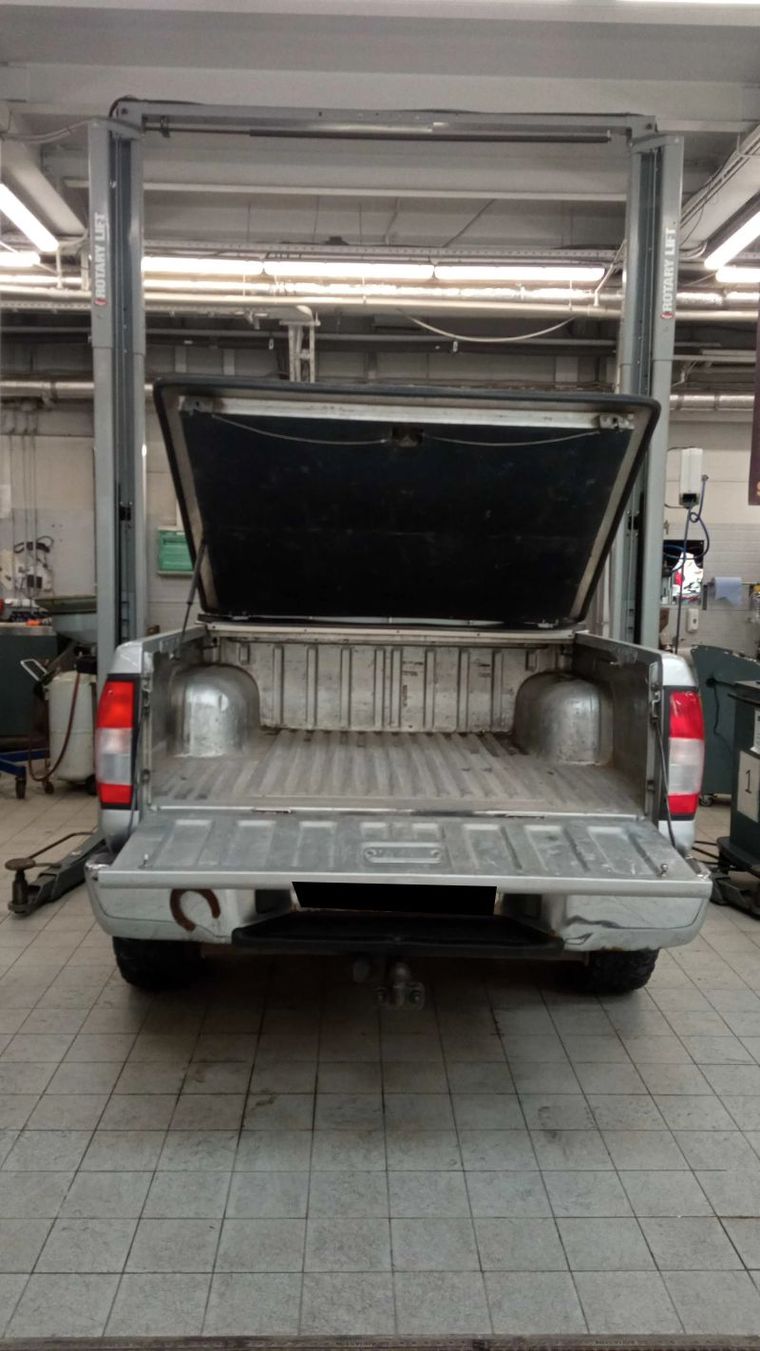 Nissan NP300 2011 года, 218 477 км - вид 4