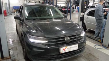 Volkswagen Tiguan 2021 года, 91 649 км - вид 3