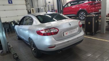 Renault Fluence 2010 года, 169 799 км - вид 4
