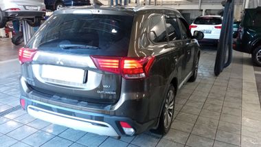 Mitsubishi Outlander 2019 года, 84 436 км - вид 3