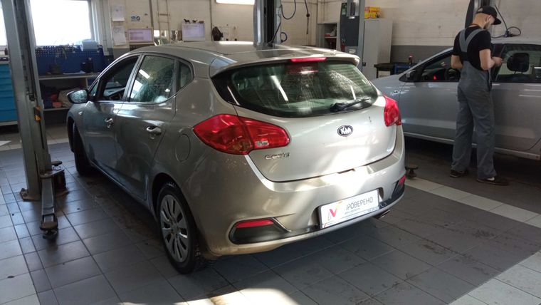 KIA Ceed 2015 года, 114 390 км - вид 4