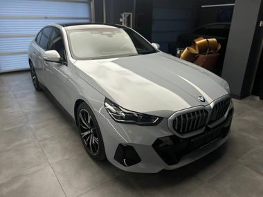 BMW 5 серия 2023 года, 9 554 км - вид 4