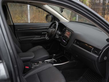 Mitsubishi Outlander 2018 года, 130 124 км - вид 13