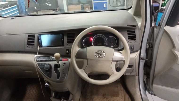 Toyota Isis 2007 года, 313 238 км - вид 4