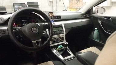Volkswagen Passat 2010 года, 212 071 км - вид 5