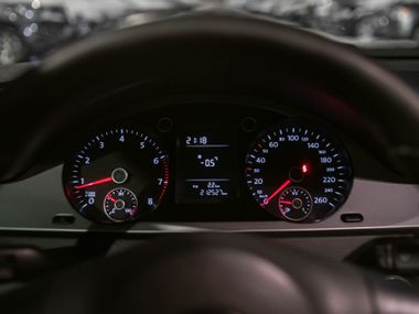 Volkswagen Passat 2010 года, 212 071 км - вид 5