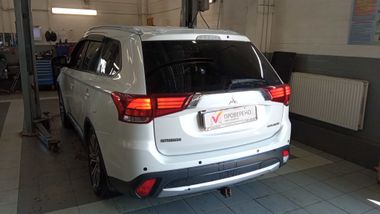 Mitsubishi Outlander 2015 года, 228 980 км - вид 4