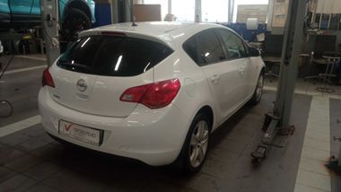 Opel Astra 2012 года, 193 000 км - вид 4