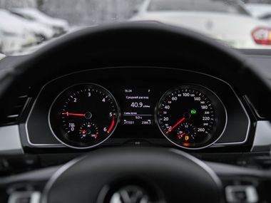 Volkswagen Passat 2018 года, 277 000 км - вид 5