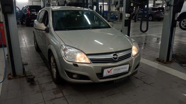 Opel Astra 2010 года, 176 253 км - вид 3