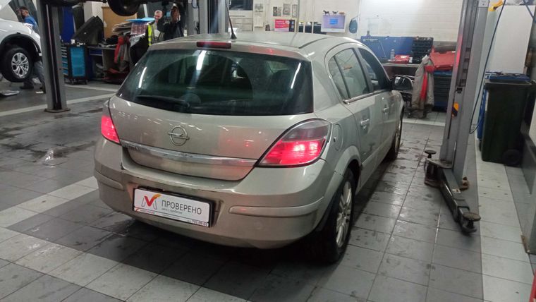 Opel Astra 2010 года, 176 253 км - вид 4