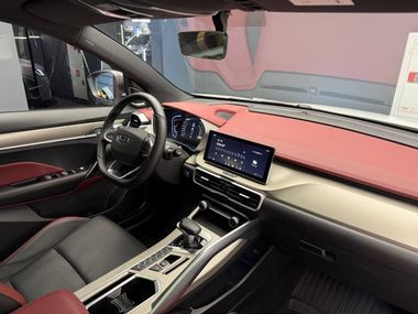 Белый Geely Coolray 2023 года | VIN 439220