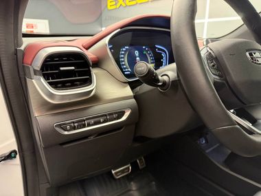 Белый Geely Coolray 2023 года | VIN 439220