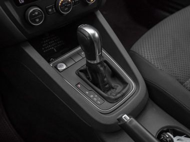 Volkswagen Jetta 2017 года, 139 000 км - вид 9