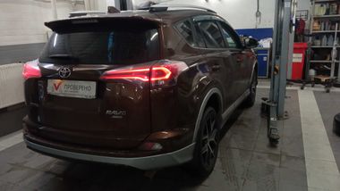 Toyota RAV4 2017 года, 200 858 км - вид 3