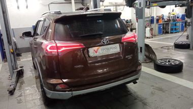 Toyota RAV4 2017 года, 200 858 км - вид 4