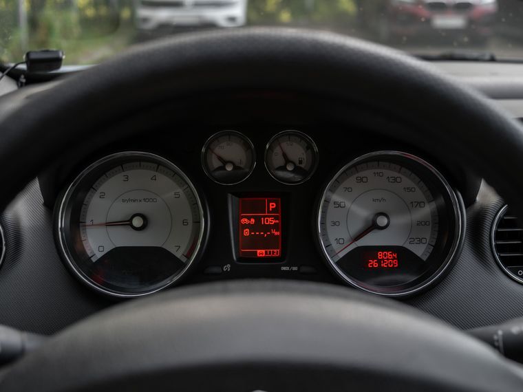 Peugeot 308 2008 года, 261 205 км - вид 5