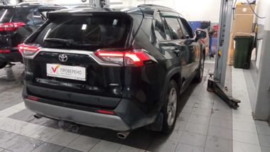 Toyota RAV4 2020 года, 98 000 км - вид 4