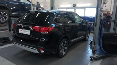 Mitsubishi Outlander 2018 года, 68 906 км - вид 3