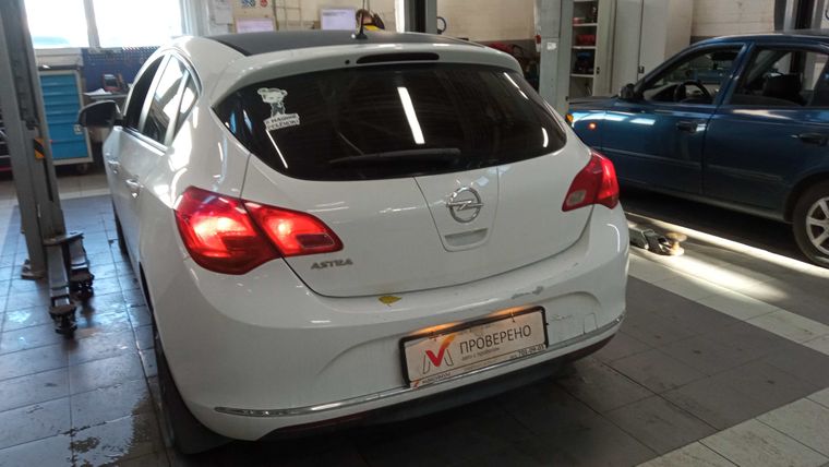 Opel Astra 2014 года, 174 500 км - вид 4