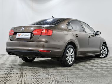 Volkswagen Jetta 2011 года, 135 950 км - вид 5