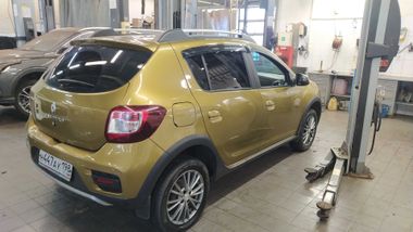 Renault Sandero Stepway 2016 года, 73 886 км - вид 3