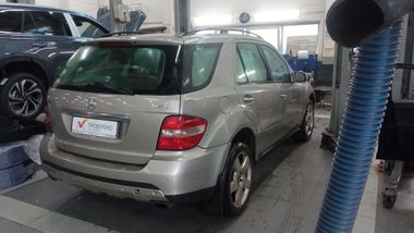 Mercedes-Benz M-класс 2006 года, 372 999 км - вид 3