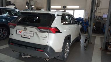 Toyota RAV4 2020 года, 126 000 км - вид 3