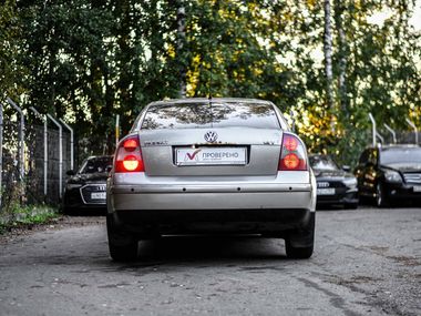 Volkswagen Passat 2004 года, 270 407 км - вид 4
