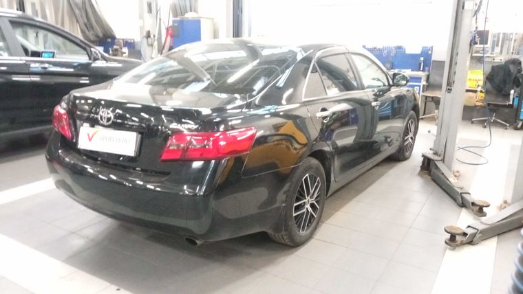 Toyota Camry 2010 года, 365 750 км - вид 3