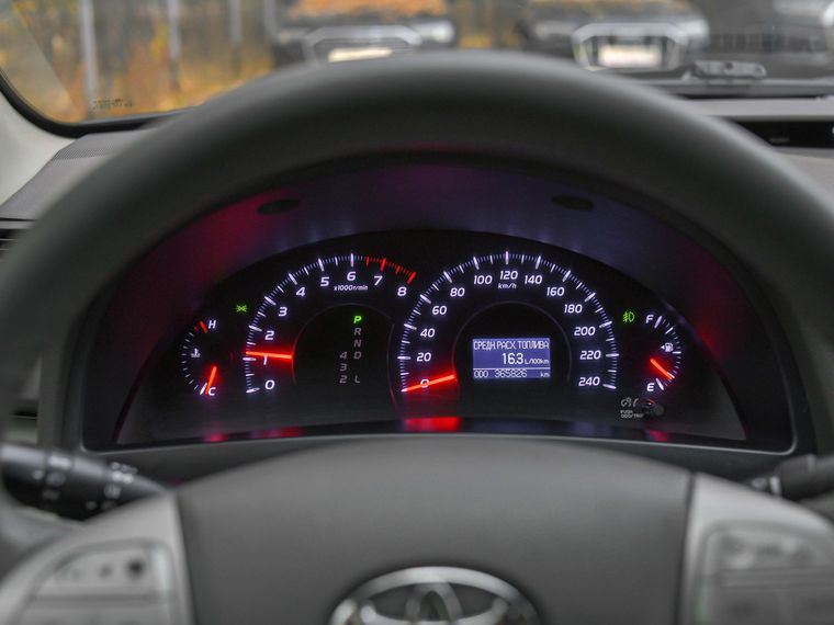 Toyota Camry 2010 года, 365 750 км - вид 5