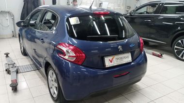 Peugeot 208 2013 года, 127 454 км - вид 5