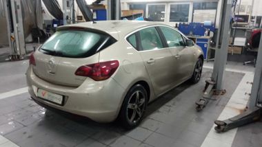 Opel Astra 2010 года, 223 790 км - вид 4