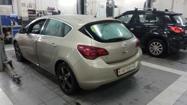 Opel Astra 2010 года, 223 790 км - вид 5