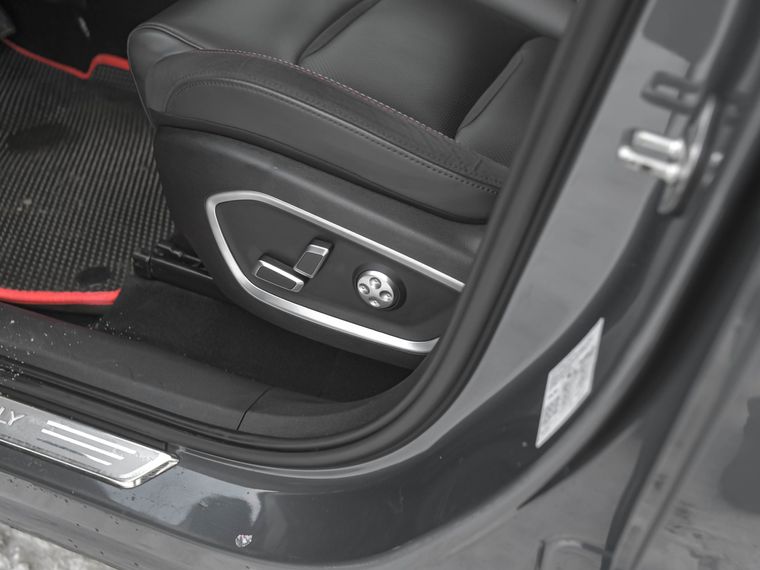 Серый Geely Tugella 2022 года | VIN 492875