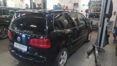 Volkswagen Touran 2012 года, 109 021 км - вид 3