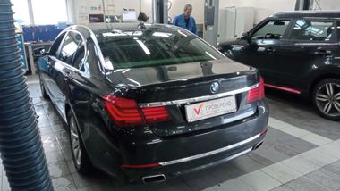 BMW 7 серия 2013 года, 154 770 км - вид 4