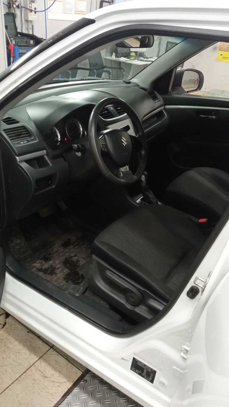 Suzuki Swift 2011 года, 183 000 км - вид 5