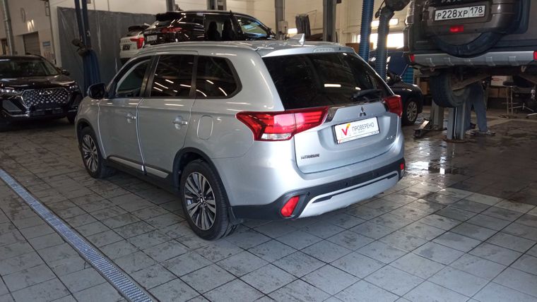 Mitsubishi Outlander 2019 года, 100 936 км - вид 4