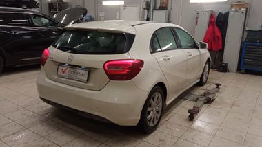 Mercedes-Benz A-класс 2015 года, 140 000 км - вид 3
