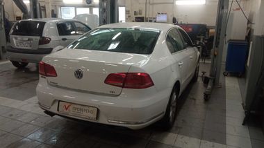 Volkswagen Passat 2012 года, 279 174 км - вид 3