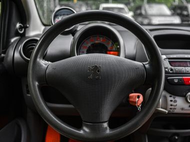 Peugeot 107 2011 года, 235 704 км - вид 6