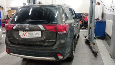 Mitsubishi Outlander 2018 года, 323 956 км - вид 3