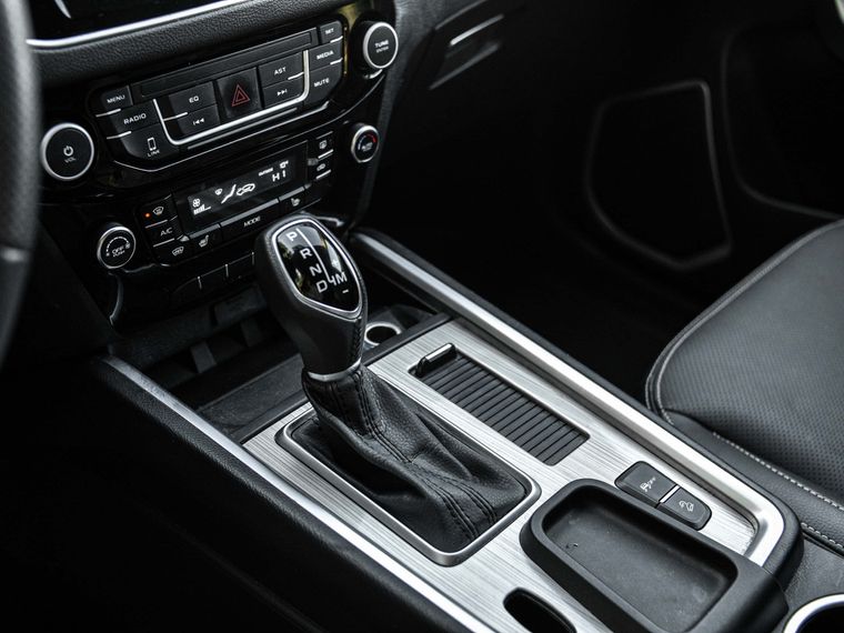 Серый Geely Emgrand X7 2019 года | VIN 330000