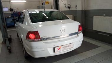Opel Astra 2011 года, 119 000 км - вид 4
