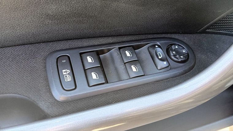 Peugeot 308 2011 года, 159 087 км - вид 13