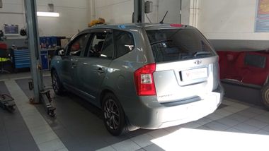 KIA Carens 2011 года, 295 723 км - вид 4