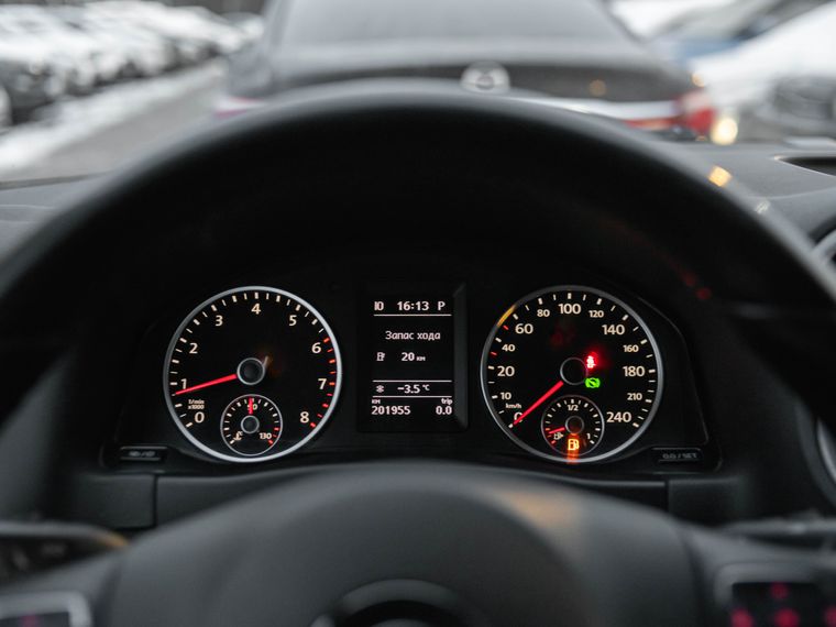 Volkswagen Tiguan 2013 года, 201 673 км - вид 5